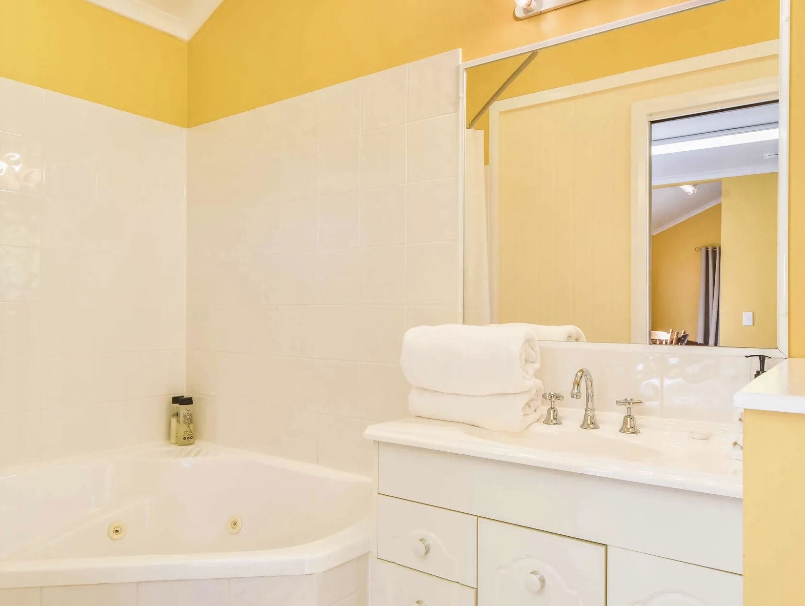 Orange Blossom Cottage Comboyne Accommodation bathroom spa